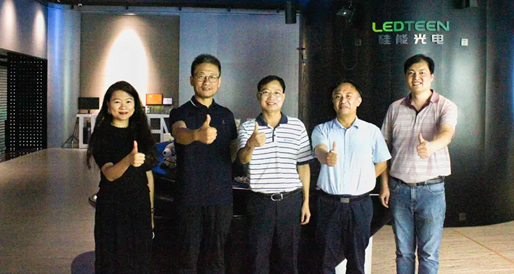 公司動態(tài)| 廣州黃埔區(qū)工信局黨組書記黃輝龍帶隊蒞臨金年会jinnian光電